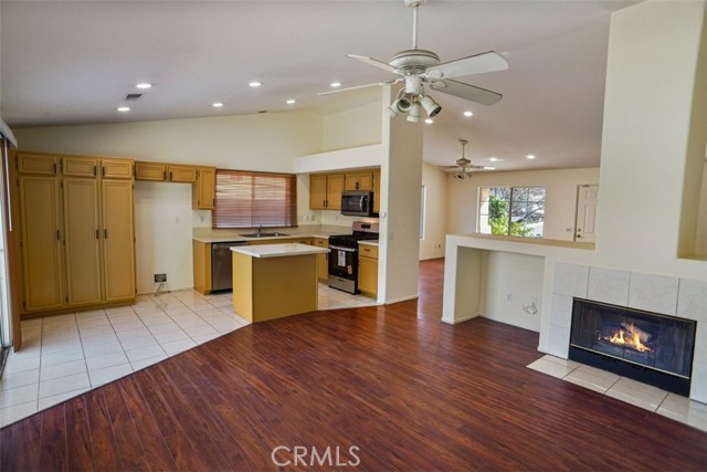 Detail Gallery Image 8 of 17 For 19711 Skyview Ct, Canyon Country,  CA 91351 - 3 Beds | 2 Baths