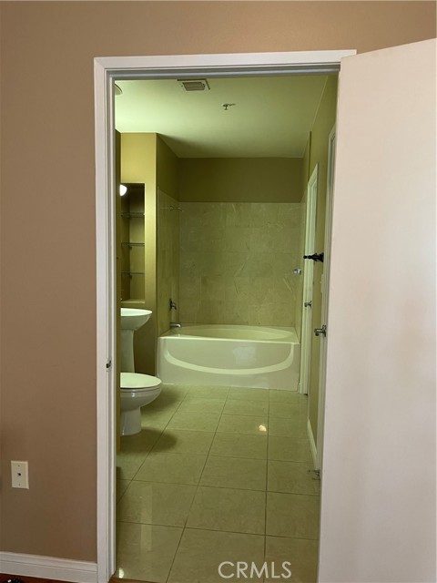 388 E Ocean Boulevard, Long Beach CA: https://media.crmls.org/medias/e60d31c9-b5ad-43c0-9bf0-3a1733447224.jpg