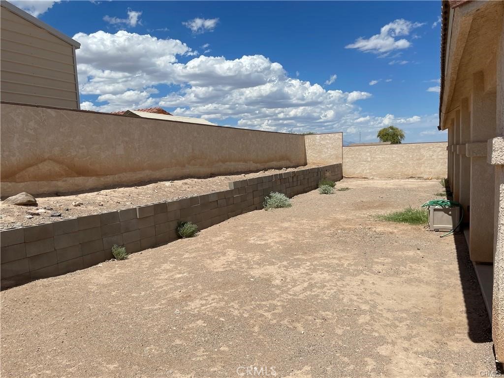 https://media.crmls.org/medias/e60d7555-ab7e-4aaa-b310-b65e2dced2ba.jpg?preset=X-Large