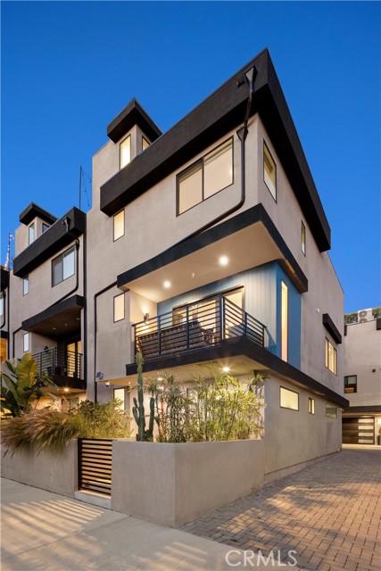 922 N Ridgewood Pl, Los Angeles CA: https://media.crmls.org/medias/e610ce34-e057-4591-8242-f9bb32fb30ef.jpg