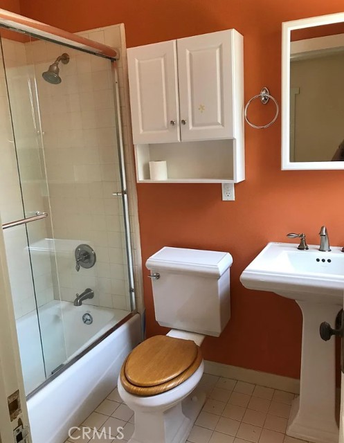 Secondary full bathroom in hall between dining room and kitchen.