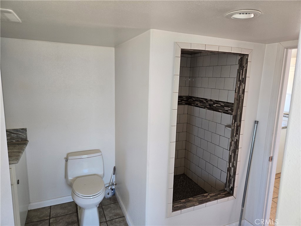 https://media.crmls.org/medias/e612bf51-db64-48cb-af33-3747301e5843.jpg?preset=X-Large