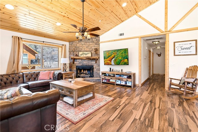 43485 Colusa Drive, Big Bear Lake CA: https://media.crmls.org/medias/e613777e-715f-47c2-a4ac-31f41d146924.jpg