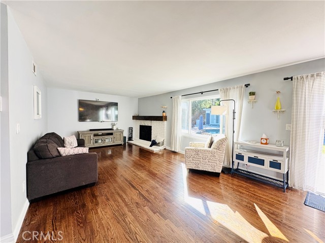 Detail Gallery Image 3 of 44 For 11905 Paso Robles, Granada Hills,  CA 91344 - 4 Beds | 3 Baths