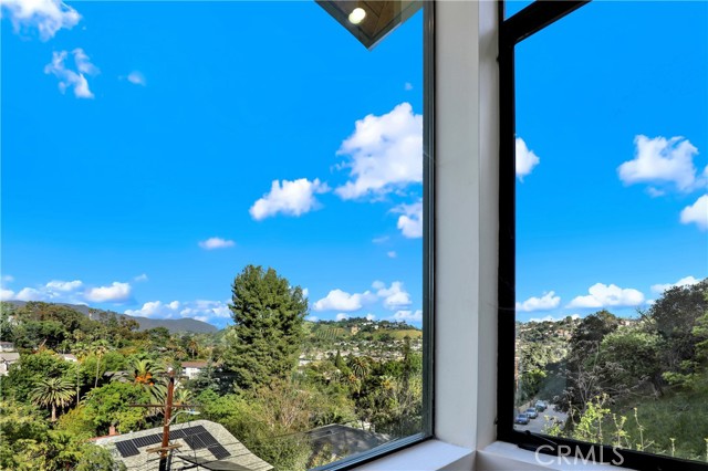 Detail Gallery Image 27 of 45 For 3949 Glenalbyn Dr, Los Angeles,  CA 90065 - 3 Beds | 2/1 Baths