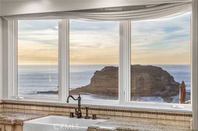 Detail Gallery Image 20 of 73 For 21 Bay, Laguna Beach,  CA 92651 - 6 Beds | 6/1 Baths