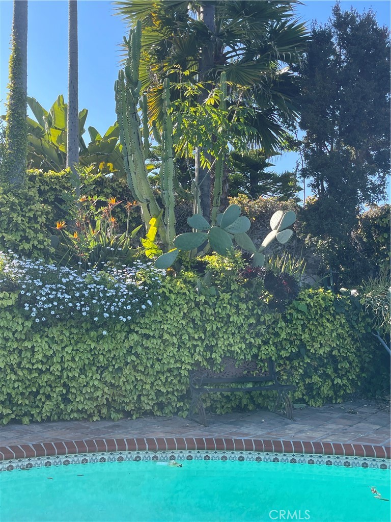 https://media.crmls.org/medias/e61ddc4b-4def-4b00-aa96-5aa942ffbd93.jpg?preset=X-Large