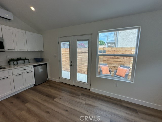 489 W Hill Street, Long Beach CA: https://media.crmls.org/medias/e61e59c8-df73-4620-b586-43c4d0003d41.jpg
