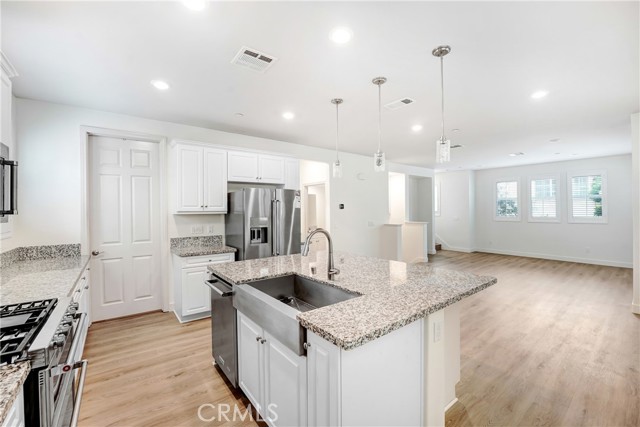 Detail Gallery Image 3 of 15 For 7209 N Chestnut, Van Nuys,  CA 91405 - 3 Beds | 3 Baths