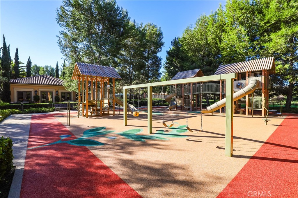 https://media.crmls.org/medias/e61fadd1-8431-4c1e-a715-e244a0145392.jpg?preset=X-Large