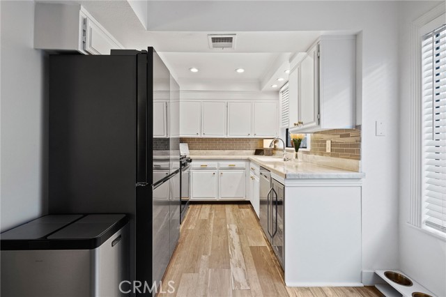 Detail Gallery Image 11 of 46 For 5100 Riverton Ave #14,  North Hollywood,  CA 91601 - 3 Beds | 2/1 Baths