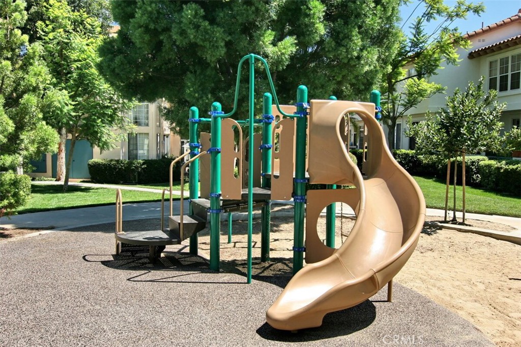 https://media.crmls.org/medias/e6237d5b-6022-4ad8-8059-1529c56dd533.jpg?preset=X-Large