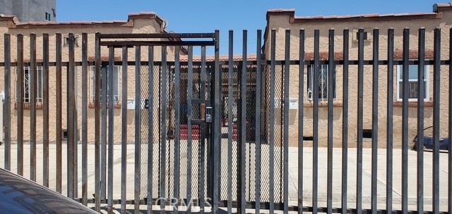 727 W 76th Street, Los Angeles CA: https://media.crmls.org/medias/e6247f49-70c6-4216-94f5-0c95ceeb9f9d.jpg