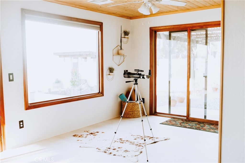 https://media.crmls.org/medias/e62641c3-a499-43da-ae1b-3ad81d54941f.jpg?preset=X-Large