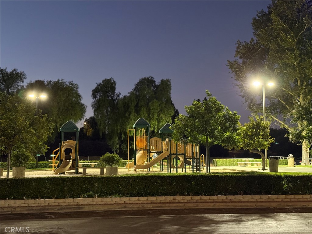 https://media.crmls.org/medias/e6282ef6-172b-4039-99ba-157cc6182e96.jpg?preset=X-Large