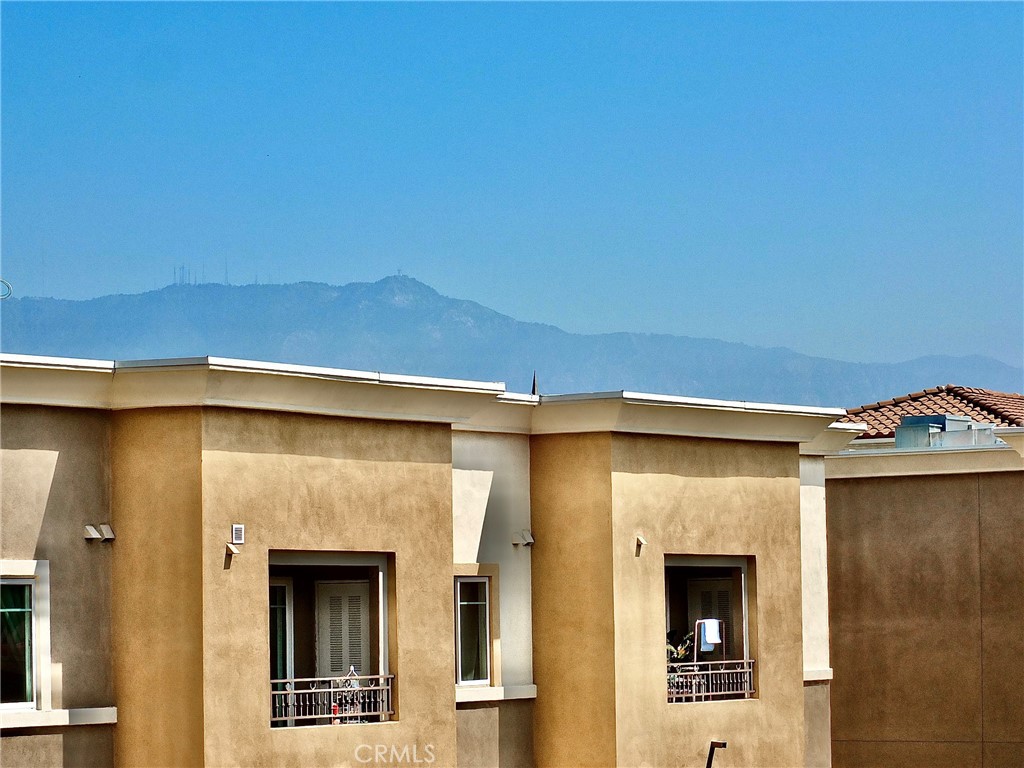 https://media.crmls.org/medias/e628fa0b-f994-4d6d-9e62-247032bc7d7f.jpg?preset=X-Large