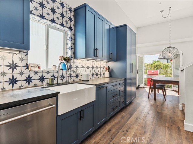 Detail Gallery Image 14 of 32 For 3506 Blossom Ln #C,  Redondo Beach,  CA 90278 - 3 Beds | 2/1 Baths