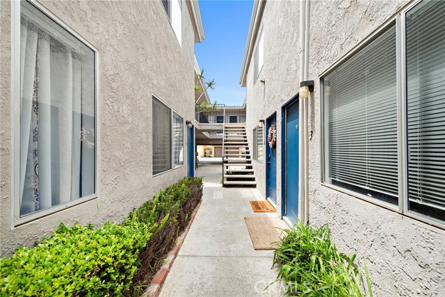 221 10th Street, Huntington Beach CA: https://media.crmls.org/medias/e62b9dbd-f186-4a68-bb0d-c95578b74ce7.jpg