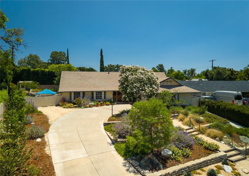 https://media.crmls.org/medias/e62d53db-0263-4d2c-b186-f89a2279a73f.jpg?preset=X-Large