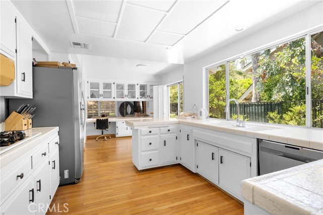 4035 Ellenita Avenue, Tarzana CA: https://media.crmls.org/medias/e62da9b1-6015-4296-920f-40ac43afb6af.jpg