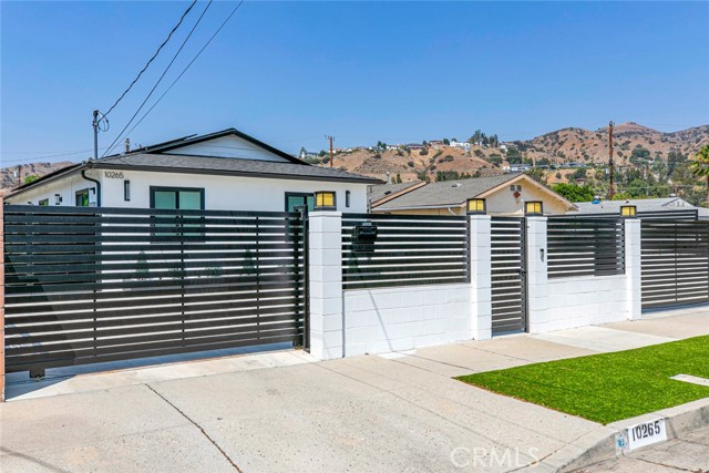 10265 Strathern Street, Sun Valley CA: https://media.crmls.org/medias/e62e2934-a00d-40ff-bd3a-bb8aacb83fee.jpg