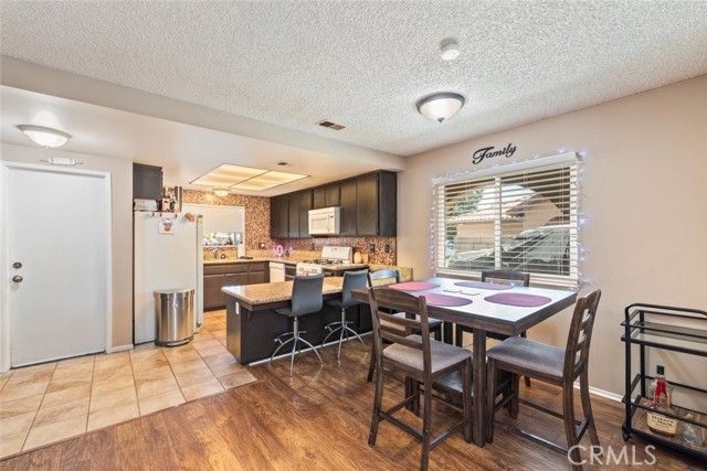 Detail Gallery Image 9 of 23 For 3999 Roxbury Dr, Hemet,  CA 92545 - 2 Beds | 2 Baths