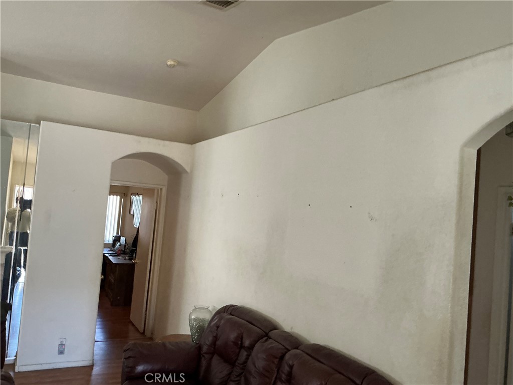 https://media.crmls.org/medias/e6324687-7083-4385-8df3-1b71ce748362.jpg?preset=X-Large