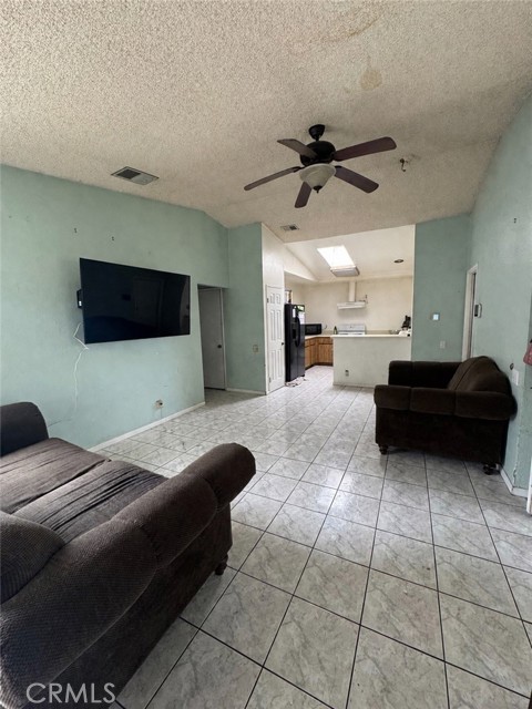 Detail Gallery Image 9 of 33 For 7900 Pinyon Ave, Fontana,  CA 92336 - 4 Beds | 2 Baths