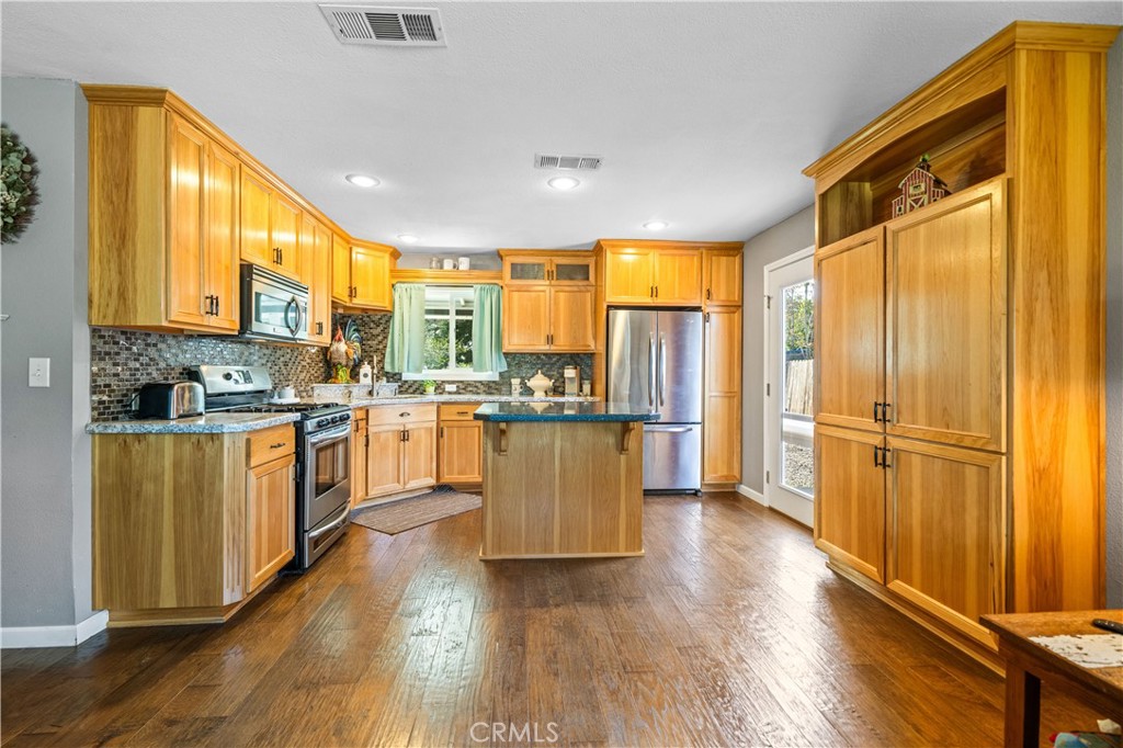 https://media.crmls.org/medias/e6357b69-d8d3-485c-9461-0e5344eea6ad.jpg?preset=X-Large