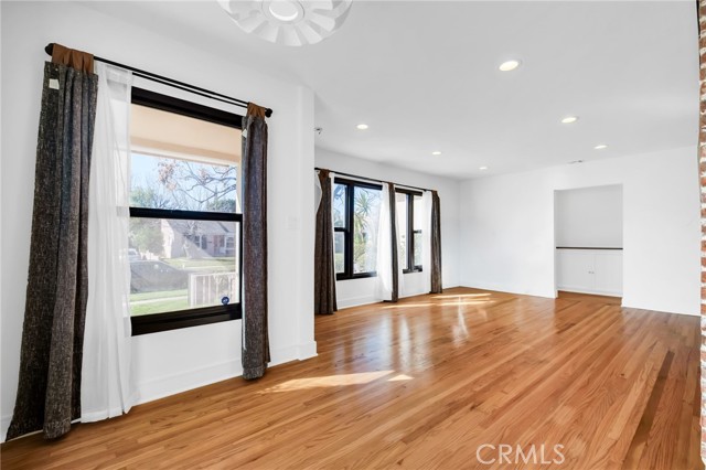 Detail Gallery Image 10 of 29 For 6630 Mclennan, Lake Balboa,  CA 91406 - 3 Beds | 2 Baths