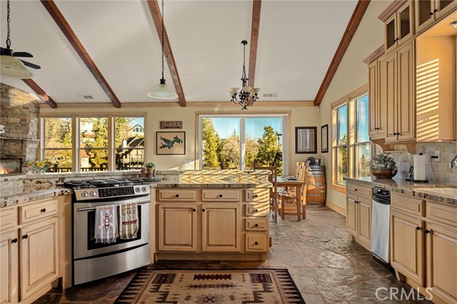 Detail Gallery Image 11 of 44 For 27920 Matterhorn, Lake Arrowhead,  CA 92352 - 5 Beds | 3/1 Baths