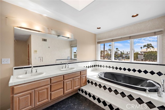 Detail Gallery Image 31 of 64 For 5894 E Appian Way, Long Beach,  CA 90803 - 4 Beds | 3/1 Baths