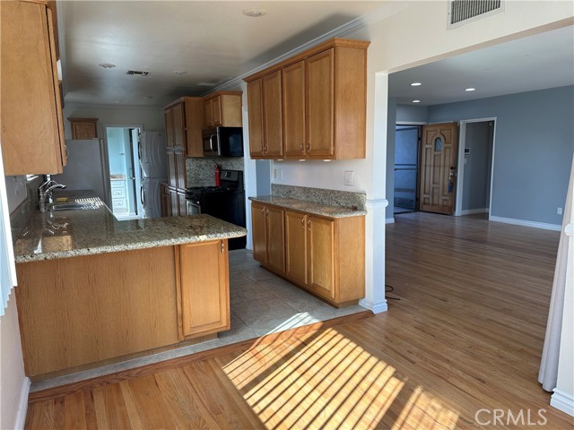 Detail Gallery Image 3 of 23 For 12410 Jerome, Sun Valley,  CA 91352 - 3 Beds | 2 Baths