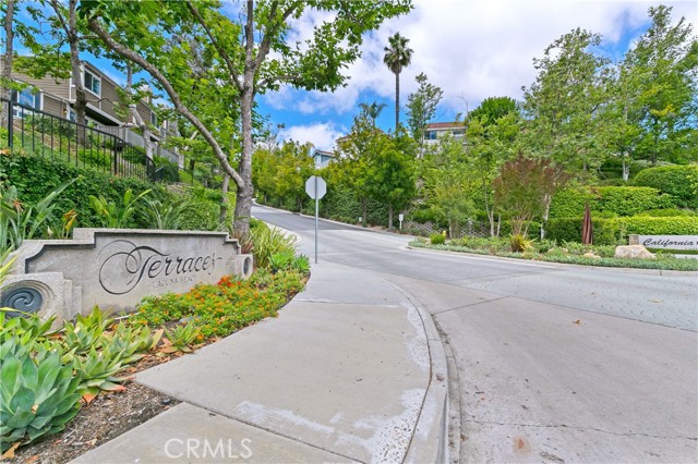 212 Santa Rosa Court, Laguna Beach CA: https://media.crmls.org/medias/e63bb169-da09-4a3c-9c18-53d5f4836161.jpg