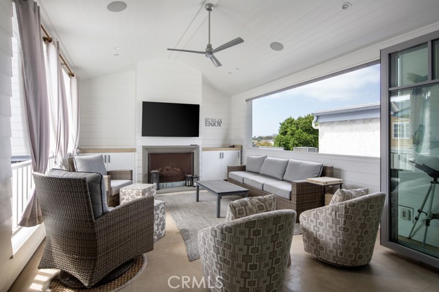 Detail Gallery Image 10 of 14 For 308 1/2 Fernleaf Ave, Corona Del Mar,  CA 92625 - 2 Beds | 2/1 Baths