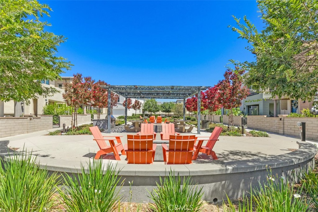 https://media.crmls.org/medias/e63f0894-5554-4a6e-a12d-14f321a17b9a.jpg?preset=X-Large