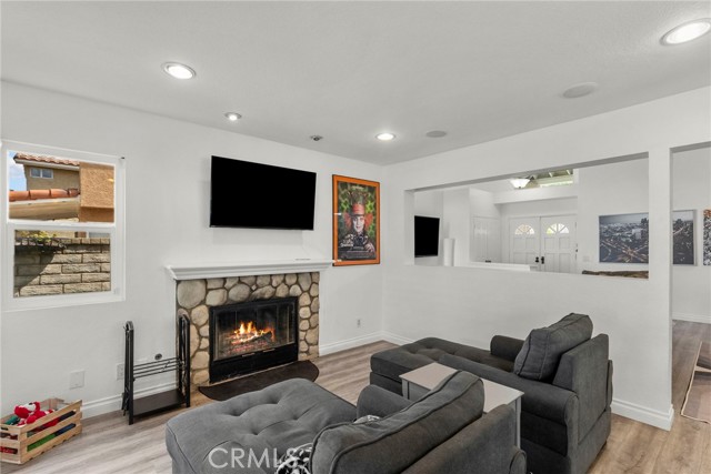 Detail Gallery Image 9 of 39 For 19777 Azure Field Dr, Newhall,  CA 91321 - 3 Beds | 3 Baths