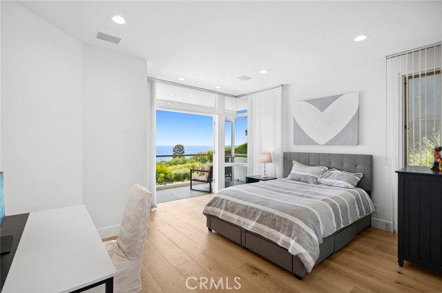 1061 Skyline Drive, Laguna Beach CA: https://media.crmls.org/medias/e640ca87-6aba-41db-ad06-927275a147d4.jpg