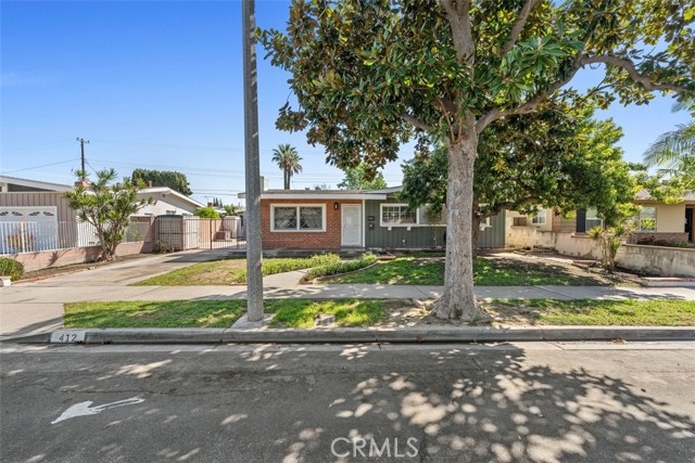 Detail Gallery Image 2 of 12 For 412 S Fann, Anaheim,  CA 92804 - 4 Beds | 2 Baths