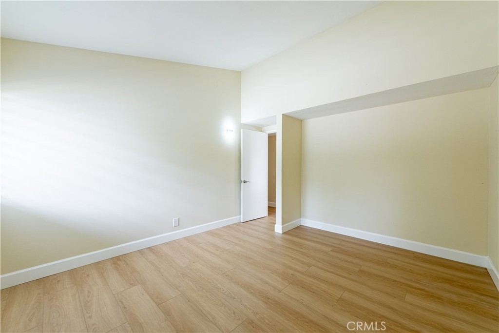 https://media.crmls.org/medias/e64154d4-c680-410e-877d-18b2b466f1eb.jpg?preset=X-Large