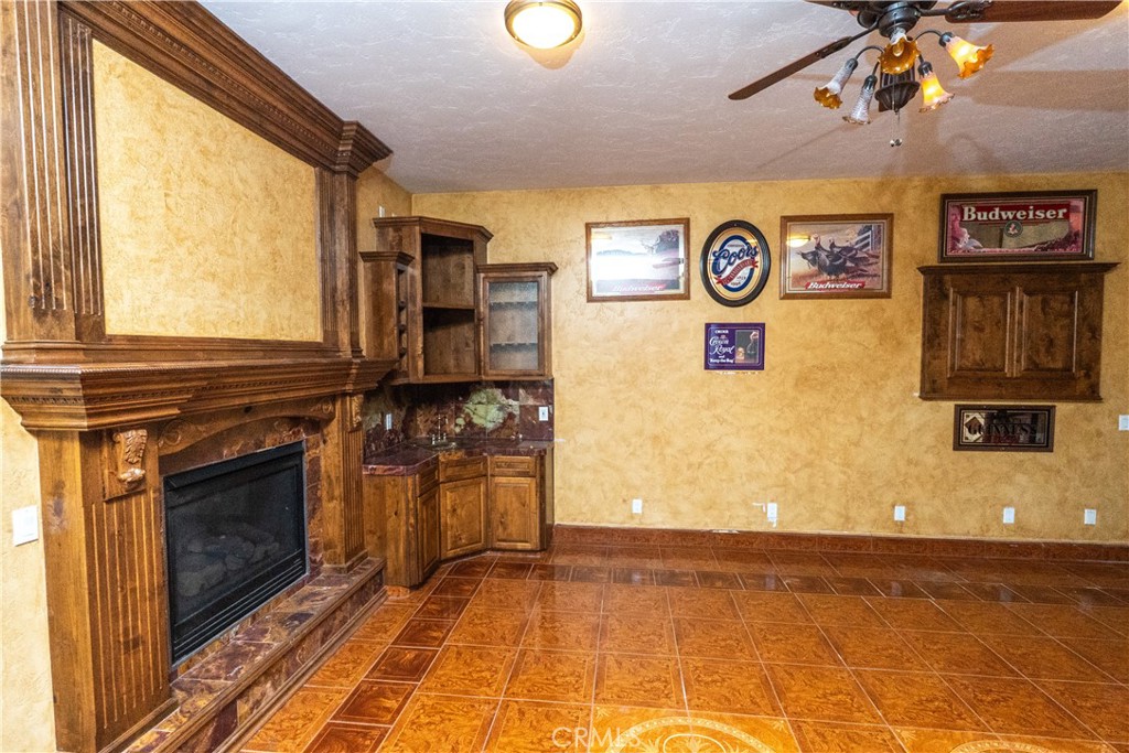 https://media.crmls.org/medias/e6441e9a-6276-4a79-b22a-f7186523adf8.jpg?preset=X-Large