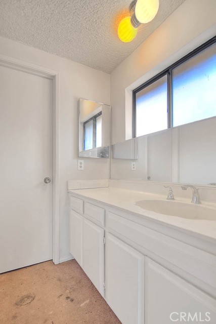Detail Gallery Image 30 of 61 For 15051 Sherman Way #F,  Van Nuys,  CA 91405 - 2 Beds | 2 Baths