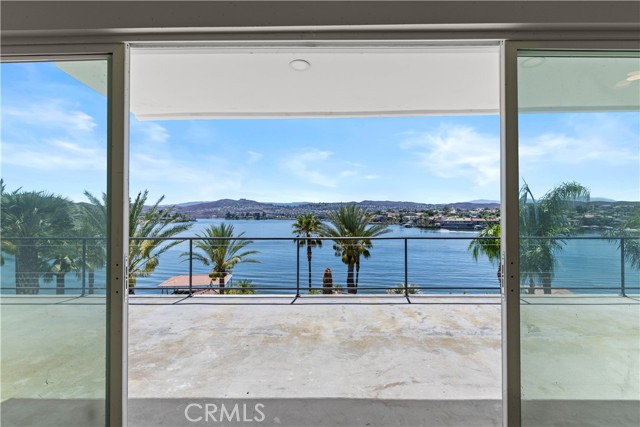 22262 San Joaquin W Drive, Canyon Lake CA: https://media.crmls.org/medias/e6468437-c534-44ff-9601-7803be3521d1.jpg