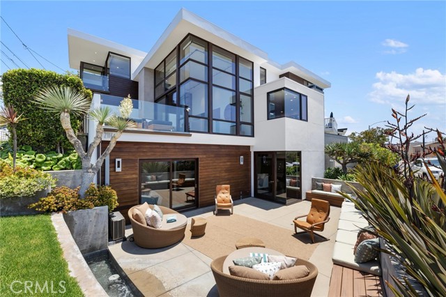 2114 Manhattan Ave, Hermosa Beach CA: https://media.crmls.org/medias/e647647a-662b-4a0c-a231-78506c369282.jpg