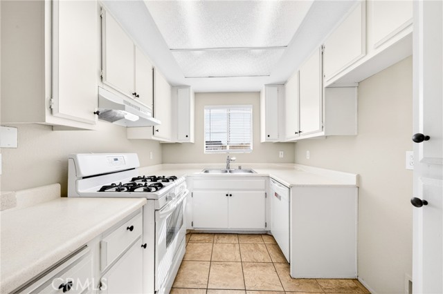 Detail Gallery Image 16 of 29 For 16377 Lakeshore, Lake Elsinore,  CA 92530 - 2 Beds | 2/1 Baths