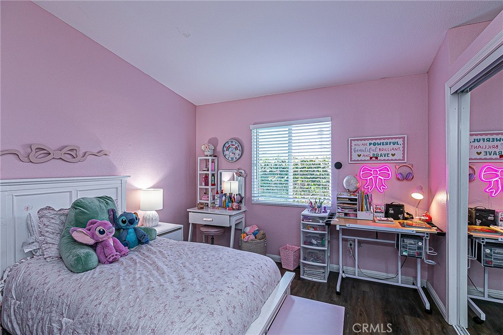 https://media.crmls.org/medias/e64bbde6-0685-494b-a0e6-7d67f44167ac.jpg?preset=X-Large