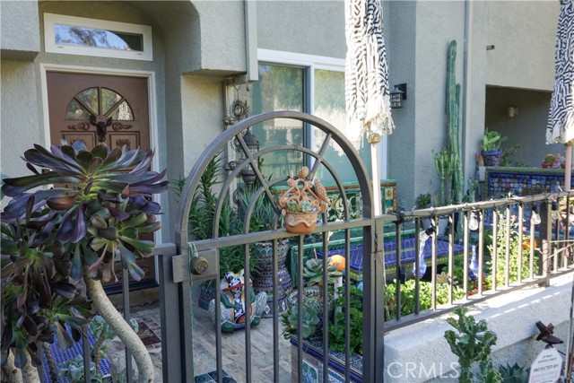 Detail Gallery Image 4 of 7 For 22350 Heritage Pass, Chatsworth,  CA 91311 - 2 Beds | 2/1 Baths