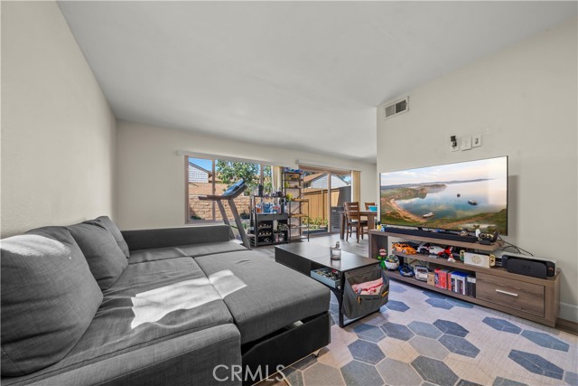 Detail Gallery Image 6 of 26 For 1112 S Cypress, Ontario,  CA 91762 - 2 Beds | 2/1 Baths