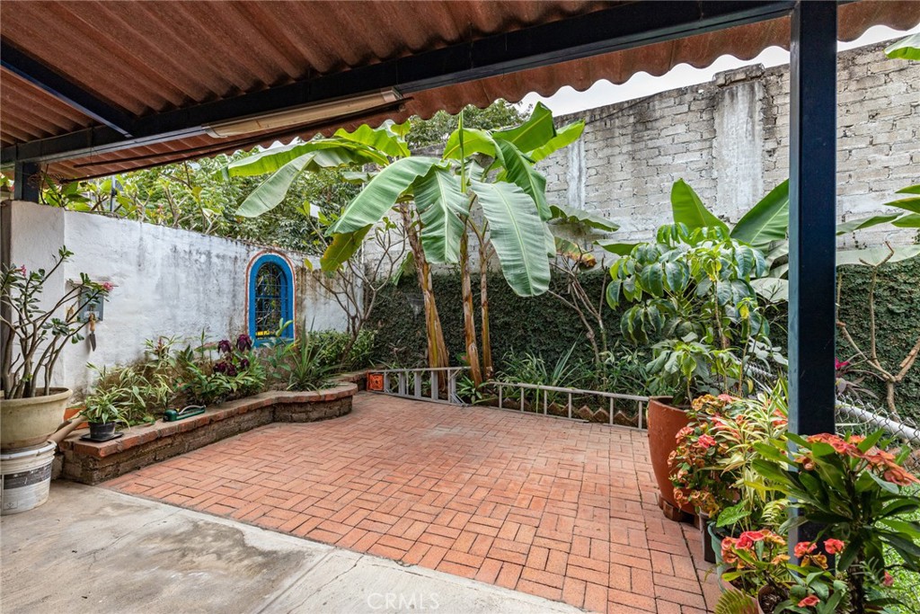 https://media.crmls.org/medias/e64d4ef4-1510-4d49-a5e2-10699380260f.jpg?preset=X-Large
