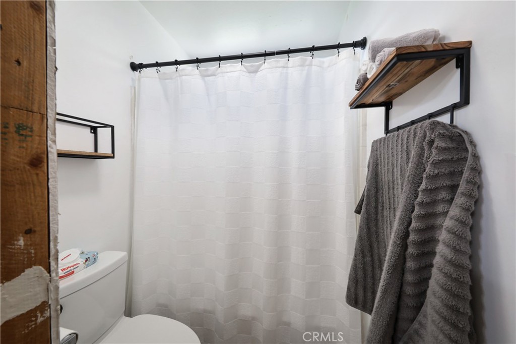 https://media.crmls.org/medias/e64ddc41-20cf-429e-8c9e-e707cdfd2a60.jpg?preset=X-Large